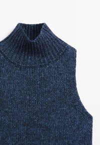 Ciemnoniebieski sweter bez rękawów, wykonany na drutach, z prążkowanym, wysokim kołnierzem i teksturowaną powierzchnią. Ma lekko dopasowany krój.