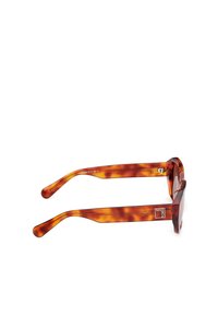 Ochelari de soare din turtă cu rame pătrate, culoare transparentă, maro cald, finisaj lucios, accentuați cu logo argintiu pe brate.