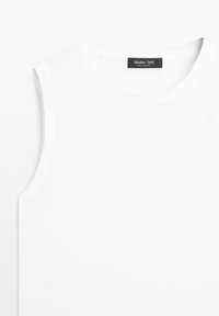 Hvid ærmeløs top med rund halsudskæring og et lille sort mærke indeni kraven med teksten Massimo Dutti, fremstillet i Marokko.