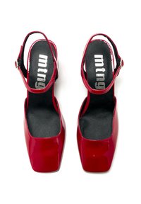 Scarpe slingback in pelle verniciata rossa con punta quadrata, cinturino alla caviglia e soletta nera imbottita con marchio argentato.