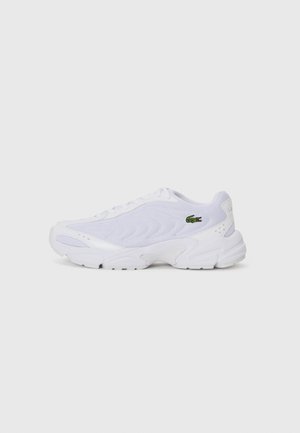 Sapatilhas brancas de desporto com parte superior em malha, design texturizado e gola acolchoada. Apresenta um logo verde na lateral e uma sola acolchoada para conforto.