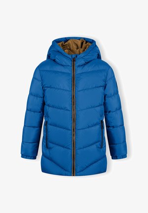 Modra puhovka s kapuco, z diagonalnim prešitjem, sprednjim zadrgo, stranskimi žepi in kontrastno rjavim oblogo.