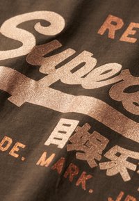 Superdry & Co EMBELLISHED GRAPHIC - T-shirt print - deep khaki green slub