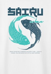 Weißes T-Shirt mit einem türkisfarbenen und schwarzen Koi-Fischdesign. Oben steht "SAIRU urban." Darunter ein motivierender Spruch in Grau.