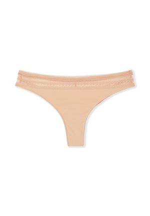 Perizoma da donna color carne con bordatura in pizzo lungo la fascia in vita, mostrato disteso su uno sfondo bianco.