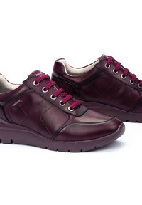 Zapatillas de cuero burdeos con puntera redonda, diseño con cordones, collar acolchado, superficie texturizada y forro de tela en contraste.