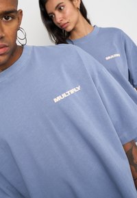 Multiply Apparel FONT  - Camiseta estampada - wild wind