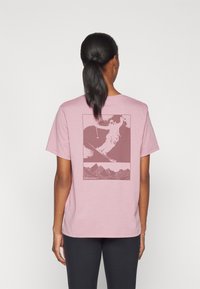 Peak Performance EXPLORE GRAPHIC TEE - T-Shirt print - bitter root