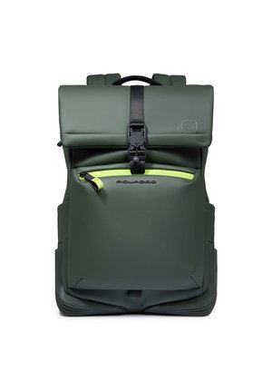 Mochila impermeable verde con diseño de cierre enrollable, correa ajustable, bolsillo frontal con cremallera con detalles en amarillo neón y acabado texturizado.