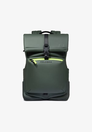 Mochila impermeable verde con diseño de cierre enrollable, correa ajustable, bolsillo frontal con cremallera con detalles en amarillo neón y acabado texturizado.