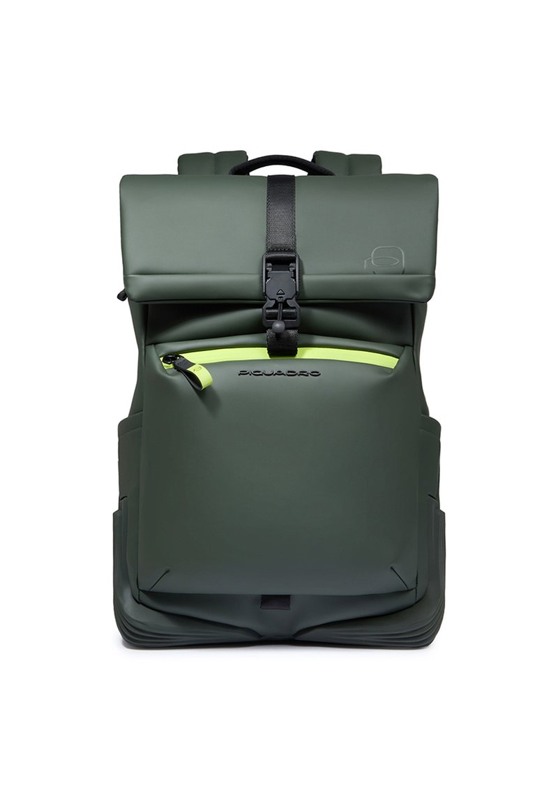 Mochila impermeable verde con diseño de cierre enrollable, correa ajustable, bolsillo frontal con cremallera con detalles en amarillo neón y acabado texturizado.