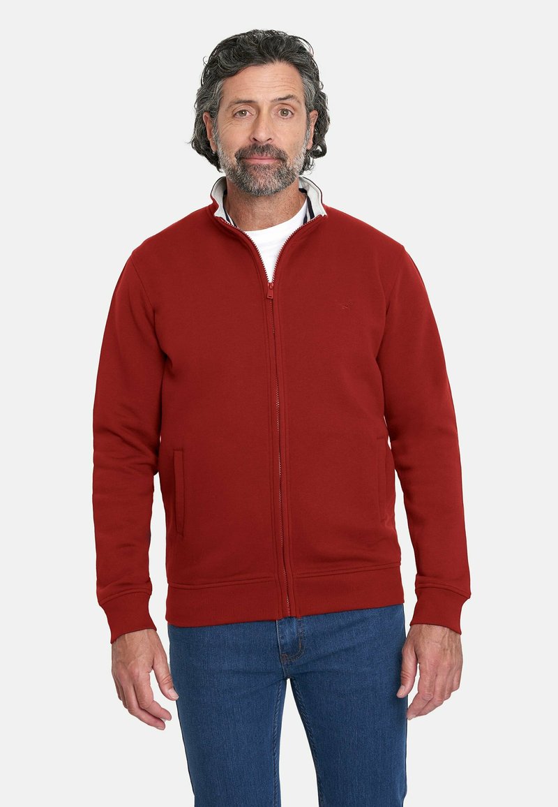Sudadera roja con cremallera y cuello alto, bolsillos laterales y puños acanalados. Tela suave con una textura limpia y suave.