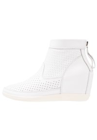 Baskets montantes blanches avec un design perforé, en cuir lisse, talon compensé et fermeture éclair à l'arrière pour un accès facile.