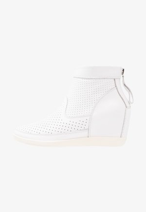 Sneaker bianca alta con design traforato, materiale in pelle liscia, con zeppa e cerniera posteriore per un facile accesso.