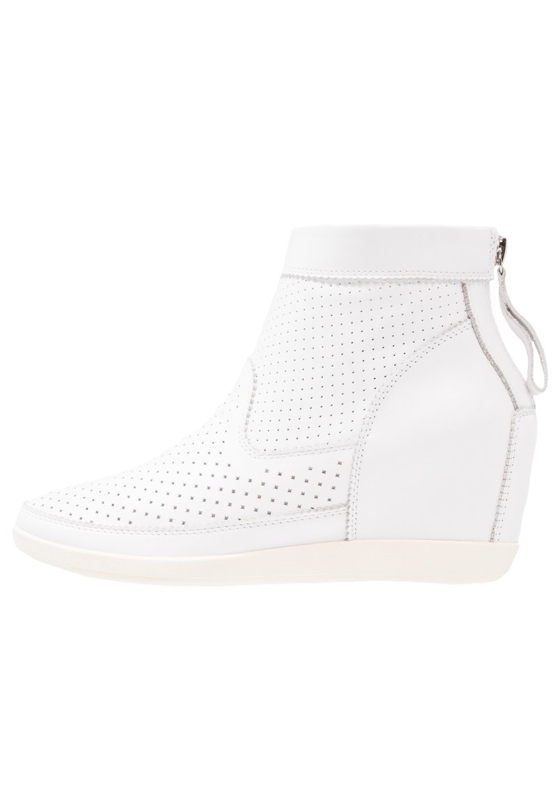 Baskets montantes blanches avec un design perforé, en cuir lisse, talon compensé et fermeture éclair à l'arrière pour un accès facile.