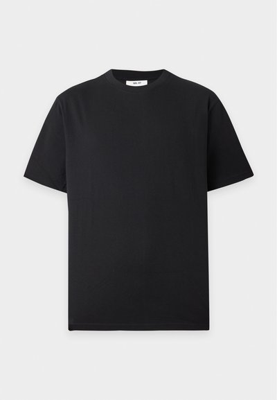 T-shirt noir uni à manches courtes et col rond, posé à plat sur un fond gris clair avec une petite étiquette blanche à l’intérieur du col.
