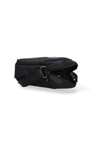 Borsa a tracolla nera in materiale resistente con apertura zip, tracolla regolabile e superficie liscia. Presenta un dettaglio del logo discreto sul lato.