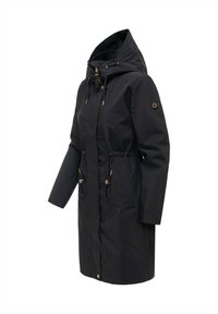 Musta pitkä sadetakki hupulla, säädettävällä vyötäröllä ja hupun nyöreillä, sivutaskuilla sekä napilla ja vetoketjulla suljettava edestä.