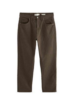 Barna egyenes szárú farmeröt zsebbel, övbújtatóval és gombos záródással, fehér háttéren laposan elhelyezve.