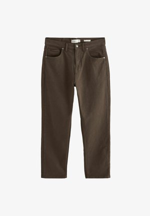 Barna egyenes szárú farmeröt zsebbel, övbújtatóval és gombos záródással, fehér háttéren laposan elhelyezve.