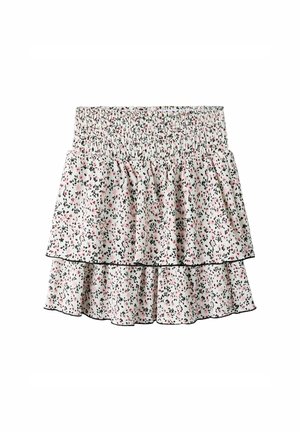 Jupe à imprimé floral avec une taille froncée, présentant deux couches volantes sur un fond clair avec des accents noirs et roses et un ourlet festonné.