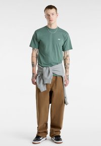 Vans LEFT CHEST LOGO TEE - Jednoduché tričko - dark forest