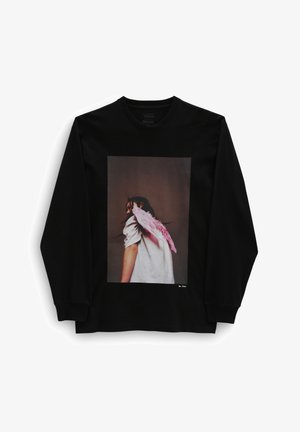 Schwarzes Langarm-T-Shirt mit großem Grafikdruck einer Figur in Pinkakzenten, aus weichem, atmungsaktivem Material.