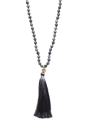 Collier avec perles grises rondes et un long pendentif à franges noires suspendu à une petite bague en or.