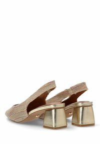 Zapatos slingback tejidos en beige y multicolores, con un bajo tacón cuadrado metálico dorado y parte trasera abierta, que presentan un acabado texturizado suave.