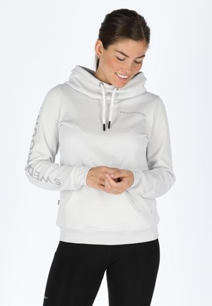 Lichtgrijze hoodie met een hoge kraag, verstelbare trekkoorden en zijzakken. Heeft "SWEDEMOUNT" bedrukt op de linker mouw. Zachte stof.