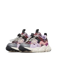 Scarpe da ginnastica multicolori che presentano un mix di materiali: tessuti grigi, rosa e viola, accenti texturizzati e una suola massiccia e con motivi.