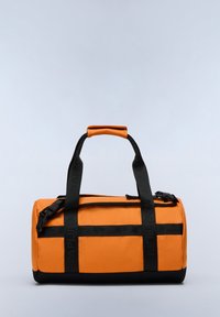 Oranžová sportovní taška s černými akcenty a popruhy. Robustní textilní materiál; zaoblený tvar; má logo na popruzích.