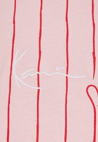 Karl Kani SIGNATURE HEART PINSTRIPE - Μπλουζάκι με στάμπα - rose red