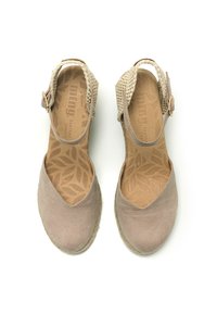 Sandalias de ante beige con la puntera abierta, correa de tobillo de mimbre beige y plantilla de corcho con un patrón de hojas. Cierre de hebilla metálica.