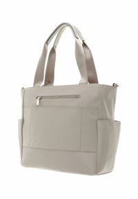 Sac fourre-tout beige en matériau lisse ressemblant à du cuir. Il est doté de deux poignées, d'une fermeture éclair supérieure et de plusieurs poches extérieures pour le rangement.