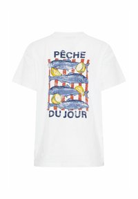 T-shirt blanc avec un motif de quatre poissons bleus et des tranches de citron sur des rayures rouges, texte "PÊCHE DU JOUR" au dos.