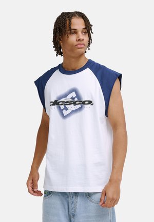 Weißes ärmelloses Shirt mit blauen Raglanärmeln, vorne mit einem grafischen Logo in Schwarz und Blau. Weicher Stoff, lockere Passform.