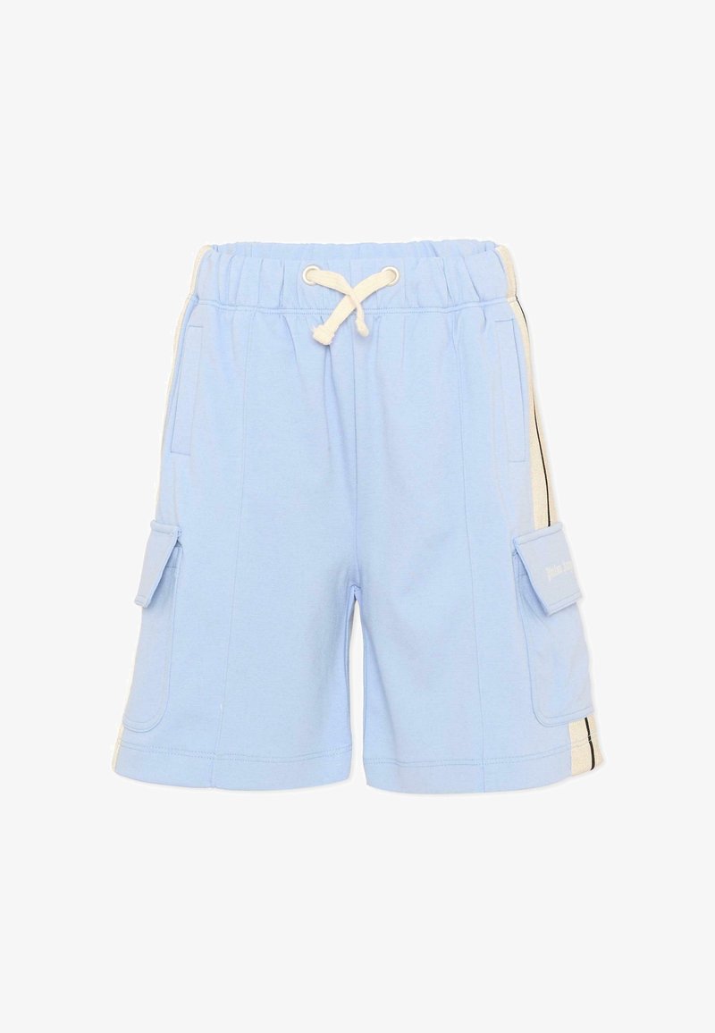 Shorts bleu clair arrivant aux genoux avec taille élastique, cordon de serrage blanc, poches cargo latérales et bande blanche bordée de noir sur les côtés.