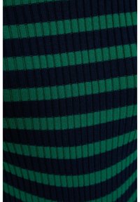 Tissu côtelé tricoté présentant des rayures alternées bleu marine foncé et vert, mettant en valeur la texture et la forme par un alignement vertical.