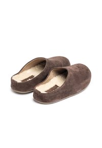 Zapatillas de ante marrón con un suave forro beige, parte trasera redondeada, parte superior abierta y suela texturizada, diseñadas para comodidad y uso en interiores.