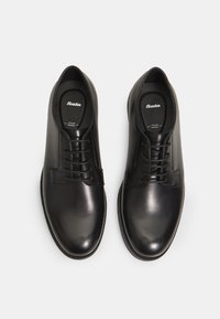 Scarpe da uomo in pelle nera con finitura liscia, design stringato, punta arrotondata e sottili dettagli di cucitura sulla tomaia.