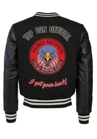 Svart bomberjacka med läderärmar, med en örn-emblem och text: "TOP GUN OFFICIELL," "MILITÄRA BRÖDER," och "Jag har din rygg!"