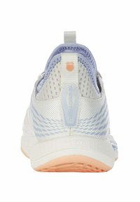 Zapatilla de running ligera con parte superior de malla en blanco y lavanda, que presenta un diseño texturizado, talón reforzado y detalle del logo en naranja.