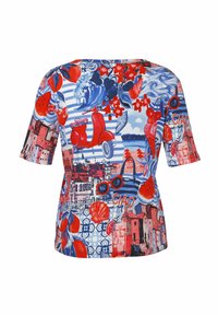 Korte mouwen t-shirt met een multicolore print met rode, blauwe en witte patronen, inclusief aardbeien, een scooter en bloemenaccenten.