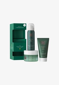 Sæt af tre Ritual of Jing produkter i grøn emballage: en skummende shower gel, bodyscrub og beroligende body cream. Bemærkelsesværdige teksturer og finishes.