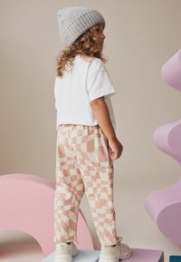 Next SET REGULAR FIT - Reisitaskuhousut - pink