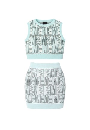 Crop top in maglia azzurro chiaro e gonna abbinata con un motivo audace di lettere astratte a blocchi in bianco e nero.