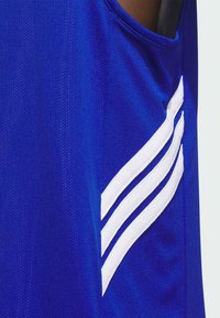Top atletico blu in tessuto testurizzato con tre strisce bianche sul lato. Presenta un collo rotondo e un design senza maniche.