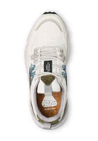Sneaker bianca con tomaia in pelle testurizzata, dettagli blu e verdi, soletta in sughero, lacci tondi e suola in gomma.