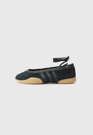 TAEKWONDO MEI BALLET - Ballerines à brides - core black/ftwr white/gum 3